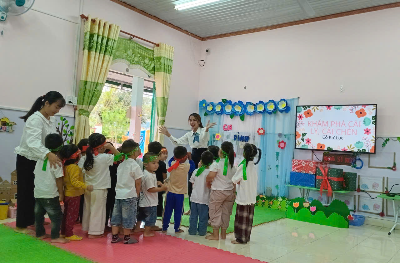 HOẠT ĐỘNG BÉ PHA NƯỚC CHANH - LỚP MẦM