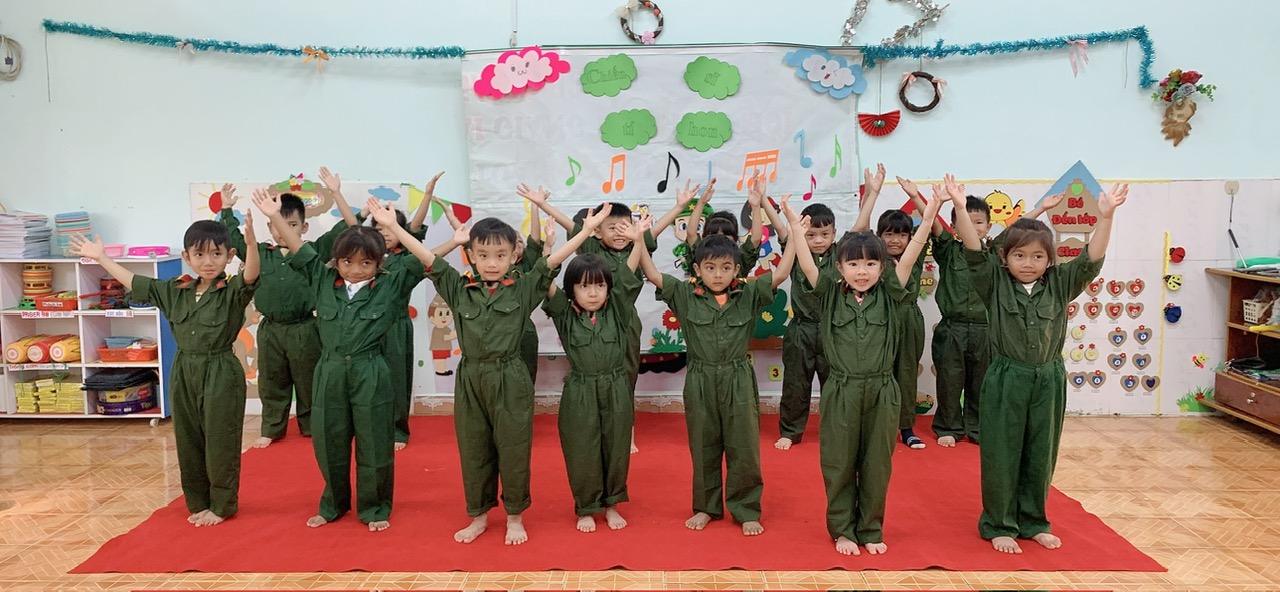 Hoạt động trải nghiệm : " BÉ TẬP LÀM CHÚ BỘ ĐỘI " của các bạn trường MG Gung Ré tại Phân hiệu Hàng Làng . Hướng tới kỷ niệm 80 năm ngày thành lập Quân đội nhân dân Việt Nam (22/12/1944- 22/12/2024) .