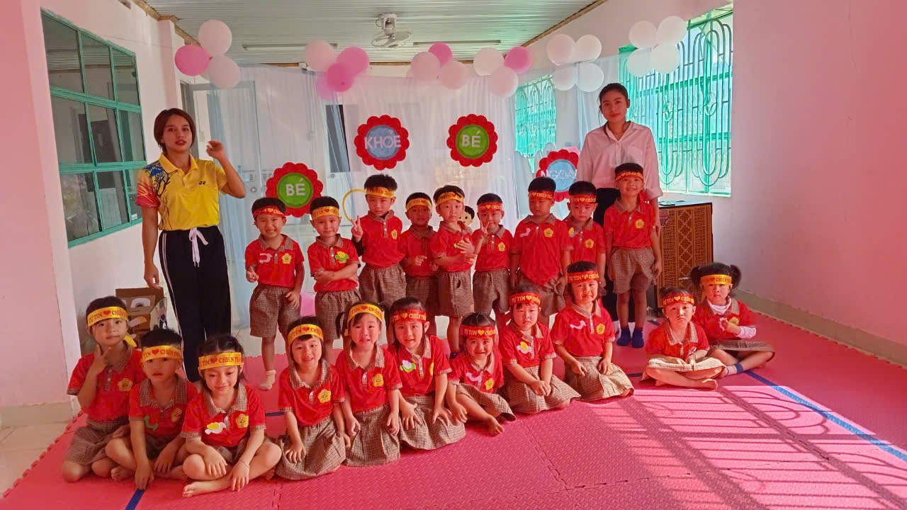 Thể dục: Bò theo hướng thẳng - lớp mầm 