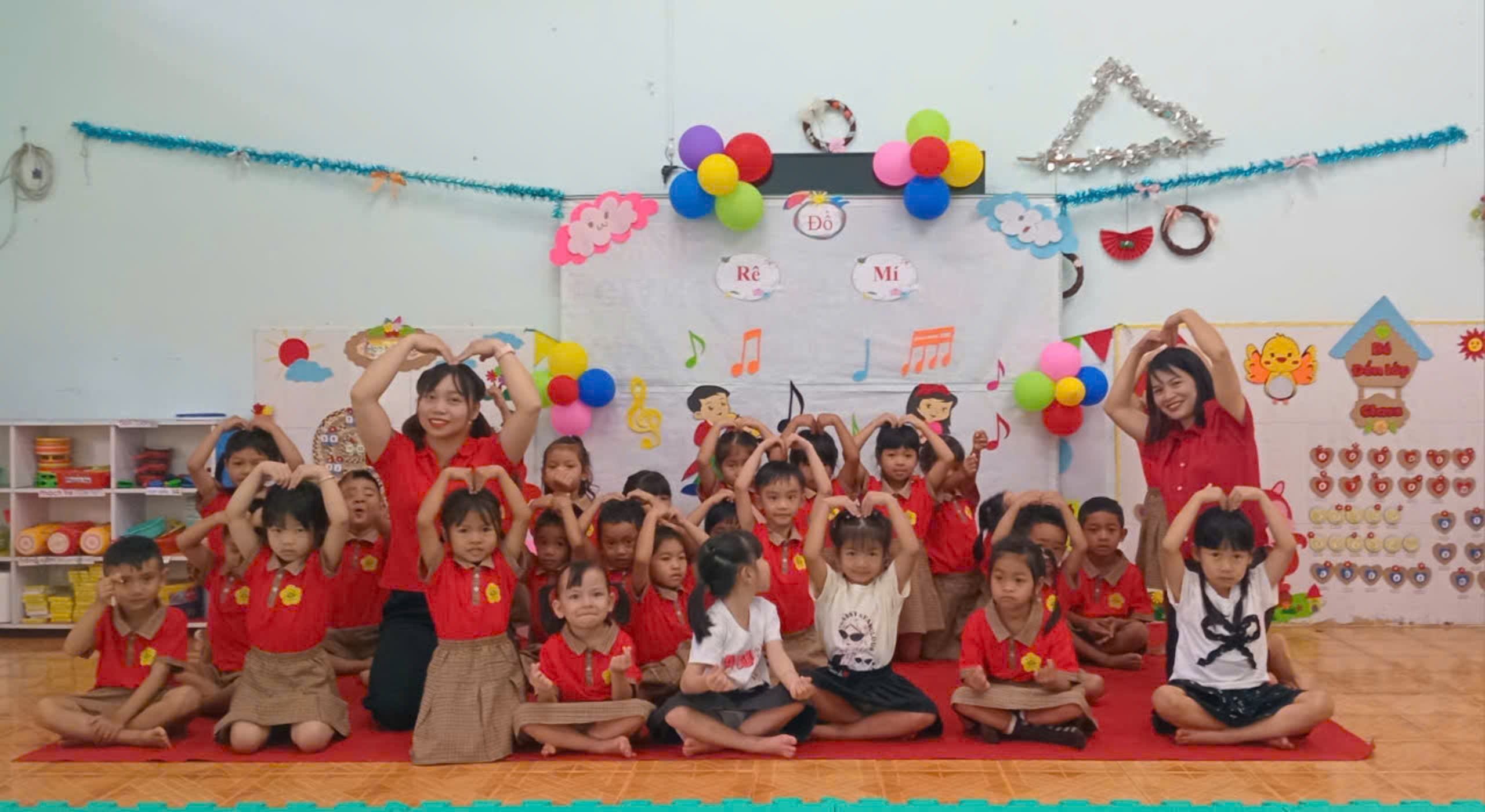 Hoạt động âm nhạc : VĐMH Khúc hát đôi bàn tay - NH Chiếc bụng đói - TC Vòng tròn tiết tấu ( Lớp Lá 3 ) 