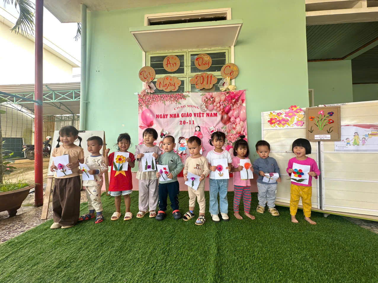 Chào Mừng Ngày Quân Đội Nhân Dân Việt Nam 22-12. Trải nghiệm: Làm thiệp tặng Chú Bộ Đội Lớp Chồi 2