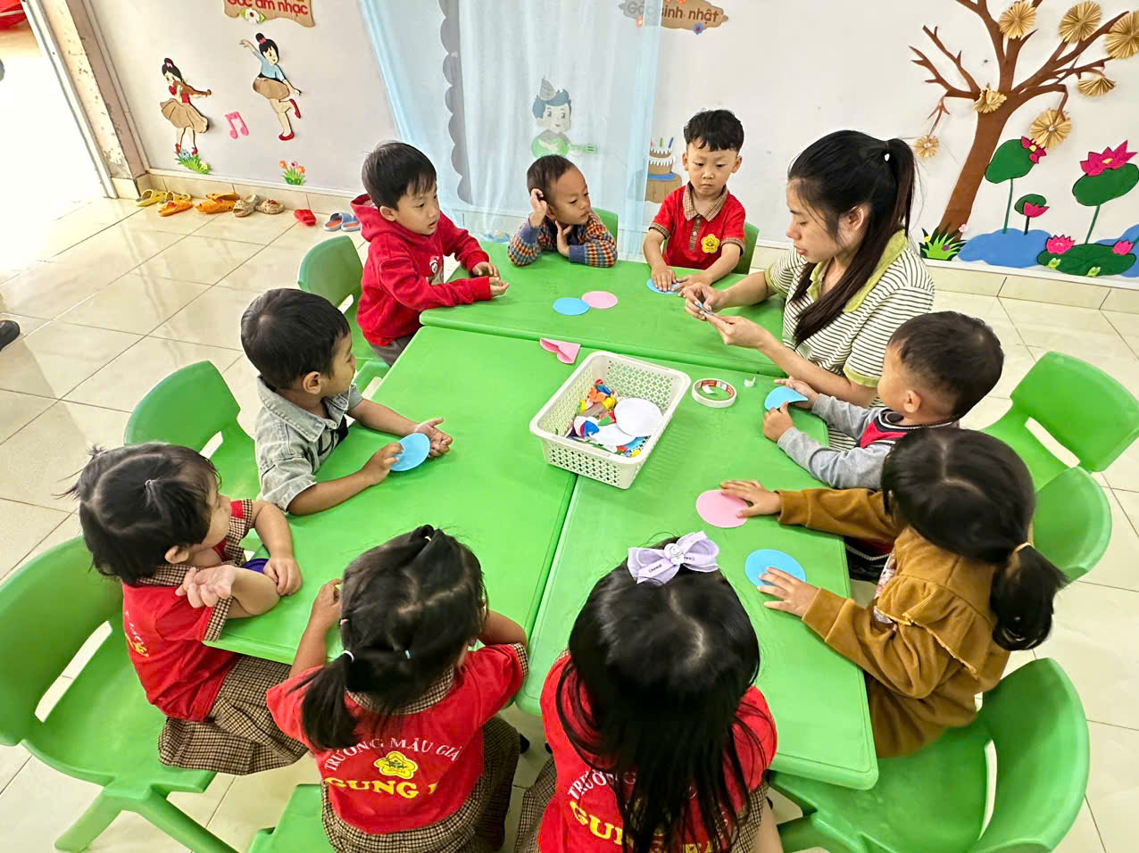 hoạt động làm thiệp của lớp mầm