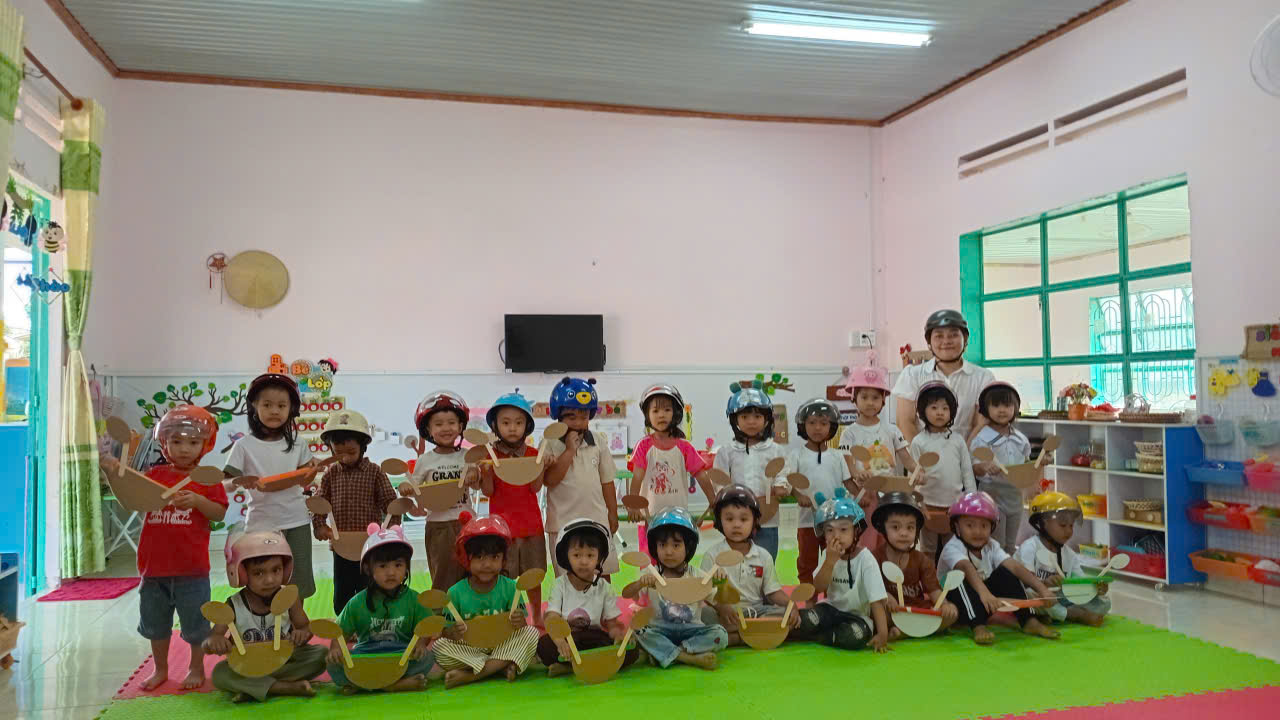 HĐH: PTTCXH- Dạy trẻ kỹ năng đội và tháo mũ bảo hiểm đúng cách