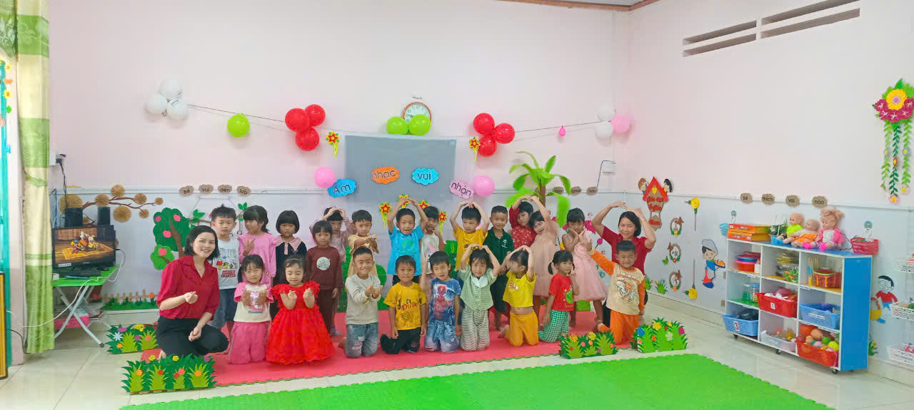 GDAN: vận động múa minh họa bài: Khúc hát đôi bàn tay - GV Đặng Thị Thu Hường - Vũ Thị Phương ( lớp lá 1)