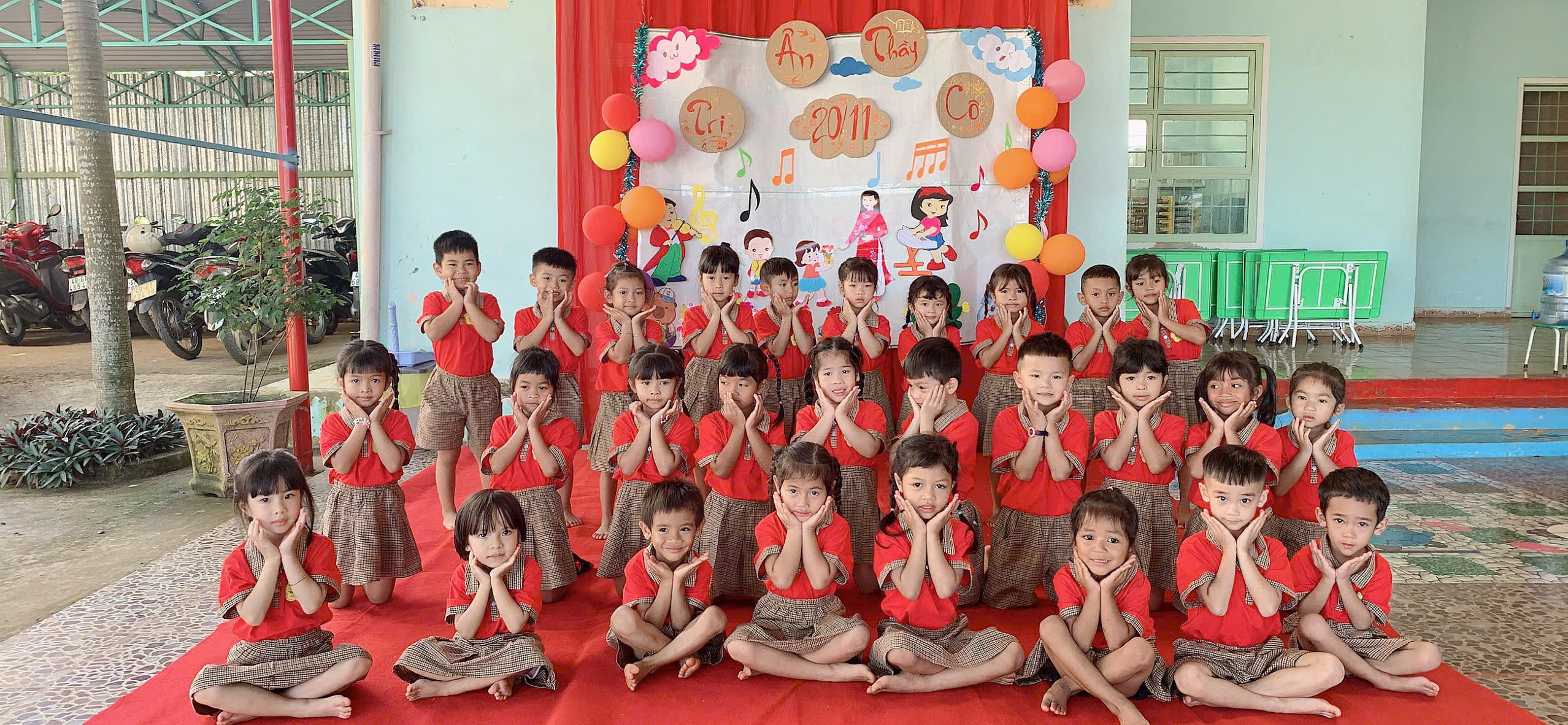 Hoạt động chào mừng ngày Nhà Giáo Việt Nam 20/11 của trường Mẫu Giáo Gung Ré tại Phân hiệu Hàng Làng