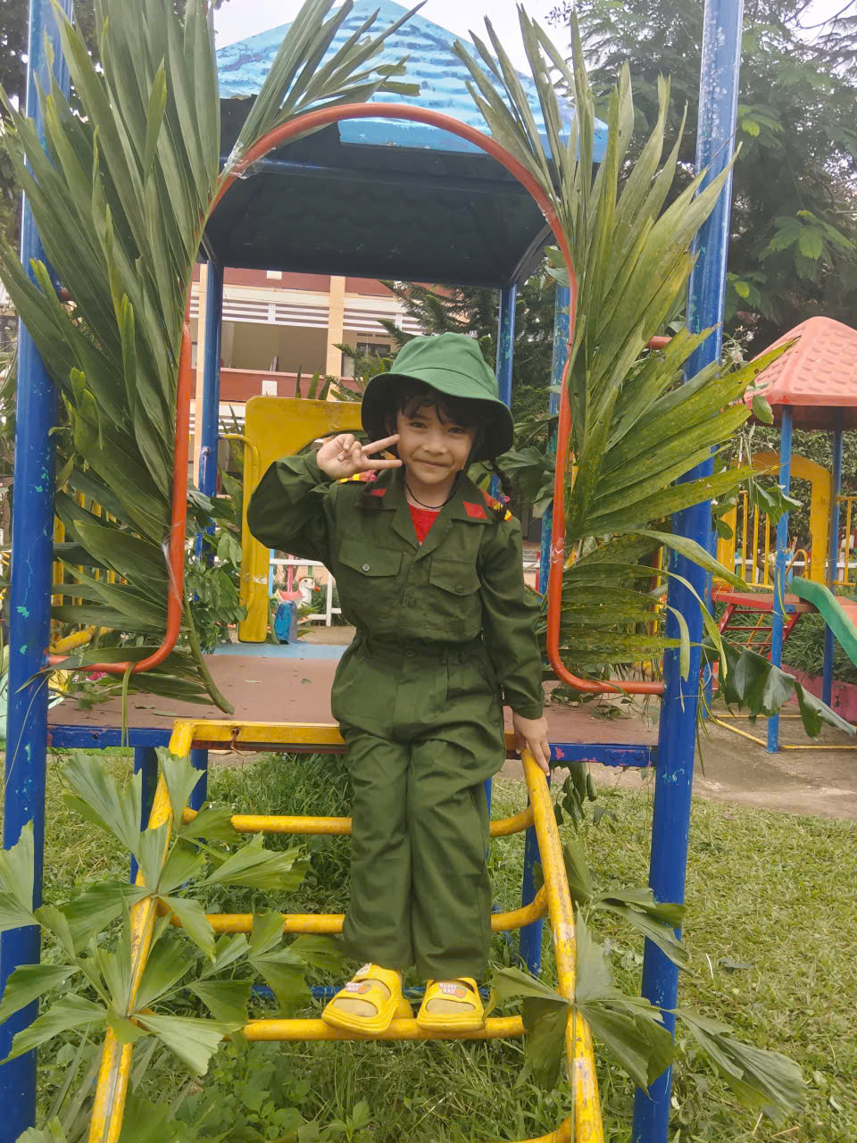 Hoạt động làm thiệp của lớp Lá 3