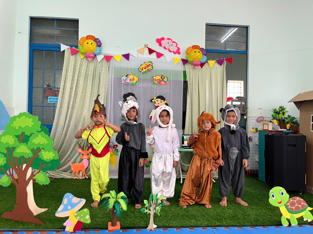 Hoạt động làm quen văn học : Truyện " Cáo , Thỏ và Gà Trống " - Hoạt động góc của các bé đáng yêu Lớp Lá 2 