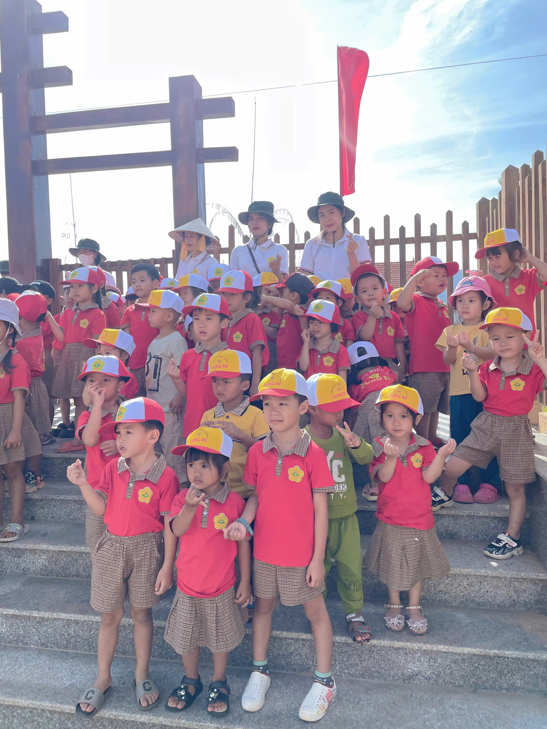 Lớp Mầm trải nghiệm Làng truyền thống Cơ Ho