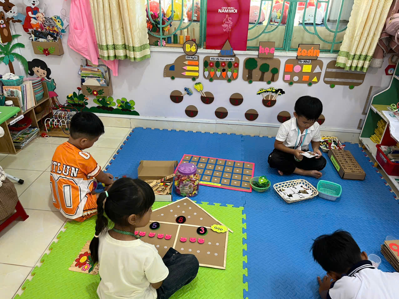 Hoạt động thể dục,vui chơi các bé lớp lá 1