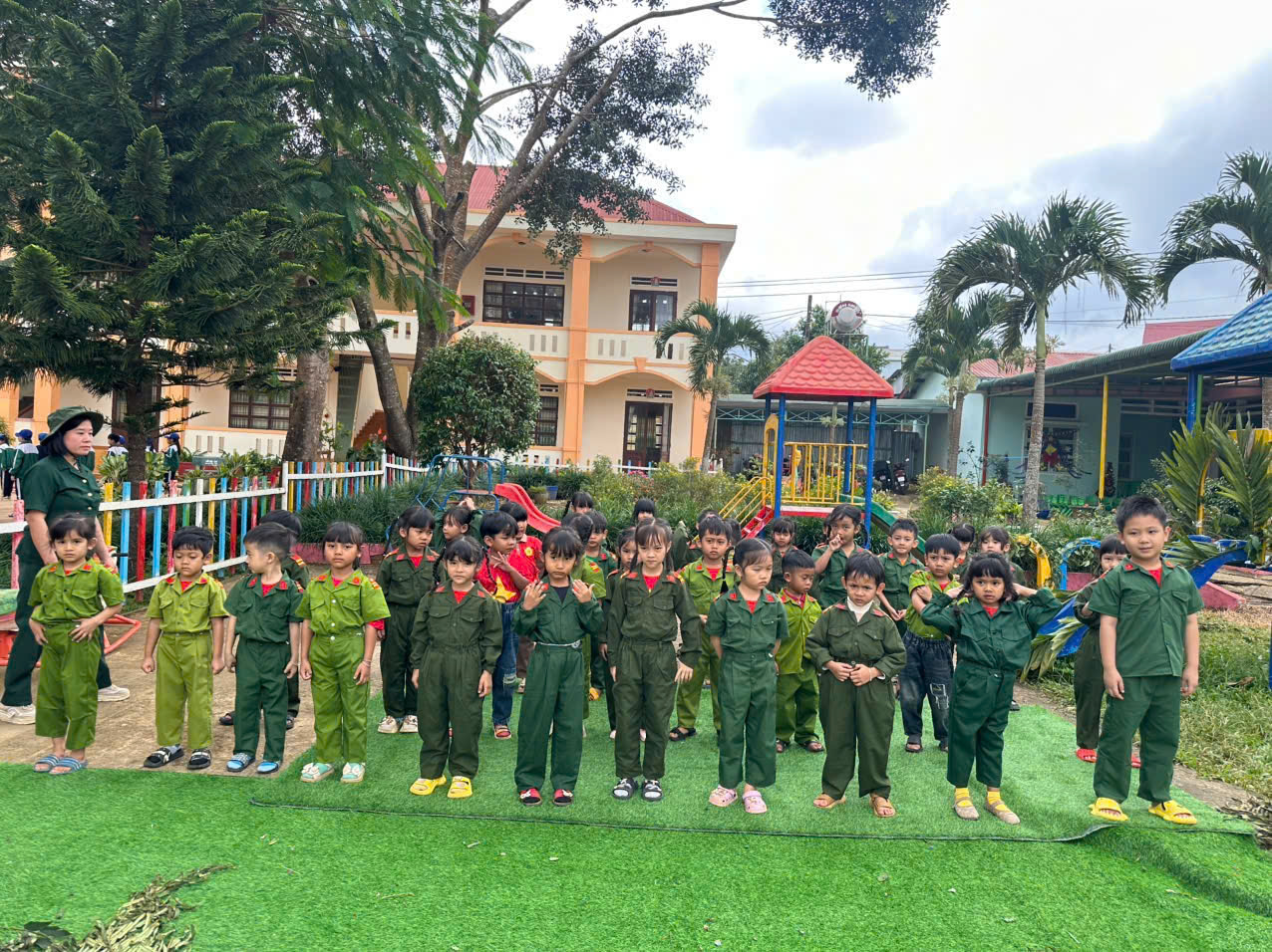 HOẠT ĐỘNG CHÀO MỪNG NGÀY 22.12 CÔ VÀ TRẺ LỚP LÁ 3