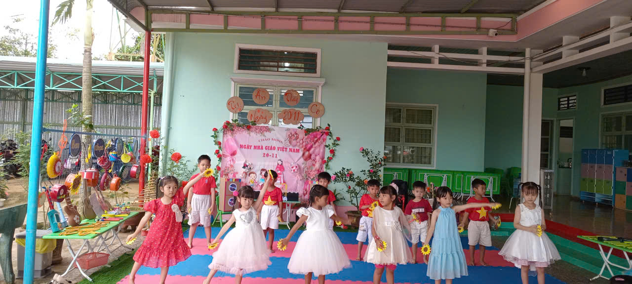 HOẠT ĐỘNG CHÀO MỪNG NGÀY NHÀ GIÁO VIỆT NAM 20/11 LỚP LÁ 3